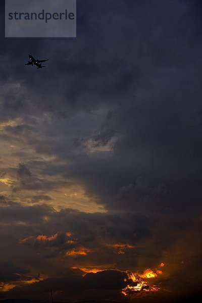 Flugzeug vor bewölktem Himmel bei Sonnenuntergang  Bulgarien  Europa
