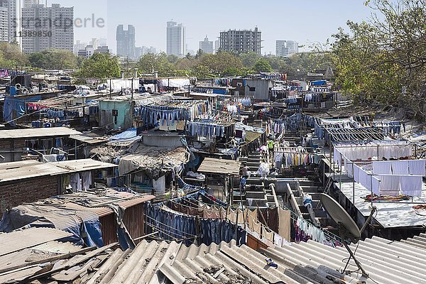 Wäsche auf einer Wäscheleine im Slum  Wäschereiviertel Dhobi Ghat  Mahalaxmi  Mumbai  Maharashtra  Indien  Asien