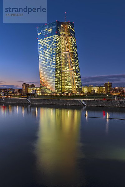 Europäische Zentralbank  EZB  beleuchtet in der Abenddämmerung  Blaue Stunde  Frankfurt  Hessen  Deutschland  Europa
