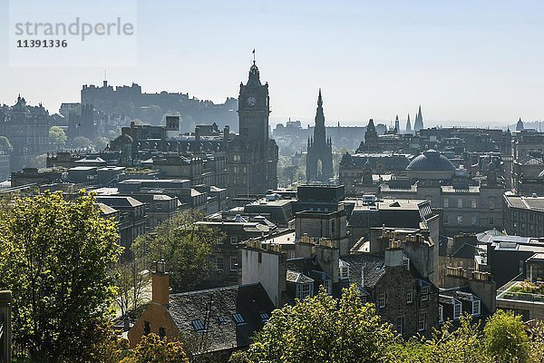 Blick vom Calton Hill auf das historische Zentrum und die Burg von Edinburgh  Edinburgh  Schottland  Vereinigtes Königreich  Europa