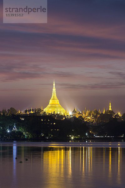 Beleuchtete Shwedagon-Pagode bei Sonnenuntergang  Die Große Dagon-Pagode  gesehen vom Kandawgyi-See  Yangon  Myanmar  Asien