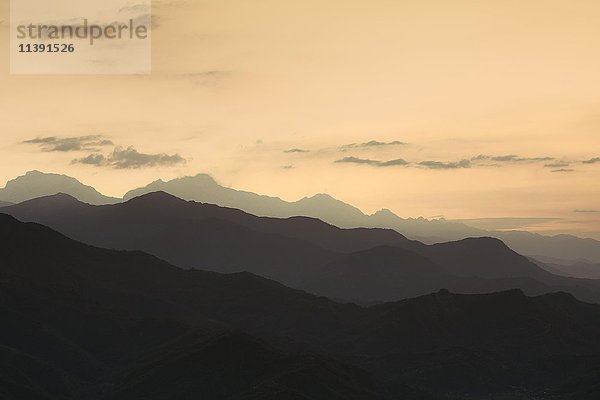 Berge der Annapurna-Kette im Morgenlicht  Blick von Sarangkot  Himalaya  Nepal  Asien