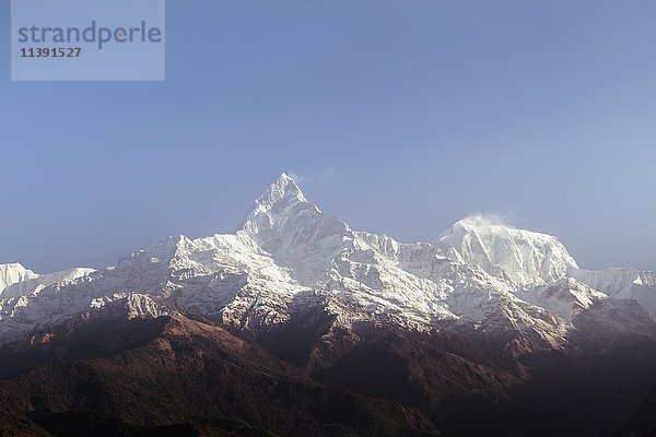 Blick auf den schneebedeckten Mt. Machhapuchhare  Blick von Sarangkot  Annapurna-Region  Himalaya  Nepal  Asien