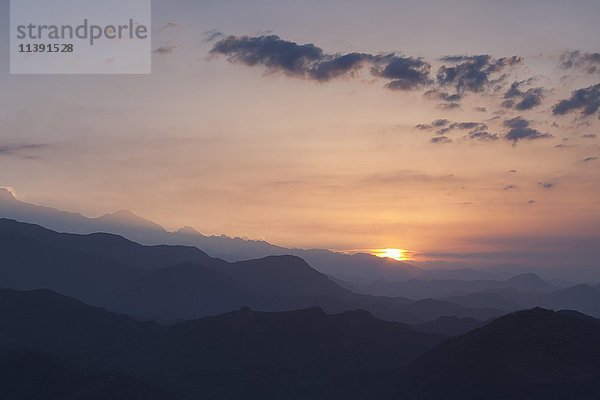 Berge der Annapurna-Kette  bei Sonnenaufgang  Blick von Sarangkot  Himalaya  Nepal  Asien