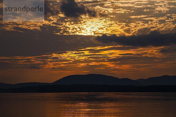 Sonnenuntergang mit Wolken  Lake Brome  Knowlton  Eastern Townships  Quebec  Kanada  Nordamerika
