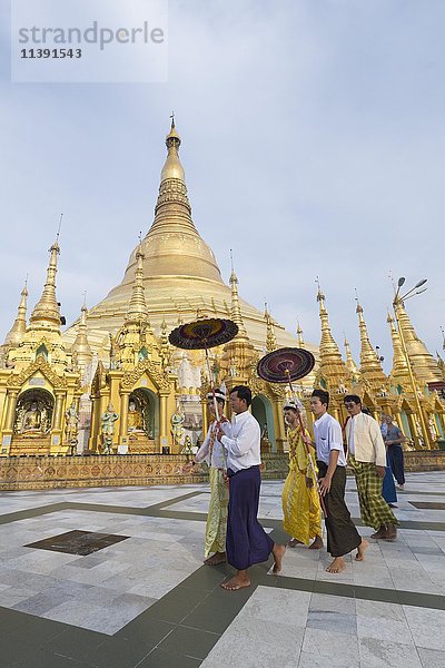 Religiöse Prozession an der Shwedagon-Pagode  Shwedagon Paya  Yangon  Myanmar  Asien