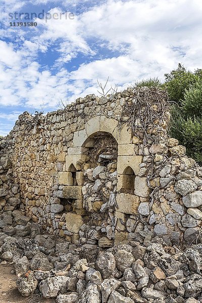 Alte Mauerreste  Torralba d'en Salord  archäologische Fundstätte  2000 v. Chr.  Alaior  Menorca  Balearische Inseln  Spanien  Europa