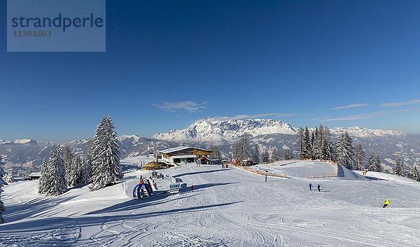 Piste mit Gondelstation  Skigebiet Alpendorf  Geisterberg  Ski Amadé  St. Johann im Pongau  Bundesland Salzburg  Österreich  Europa
