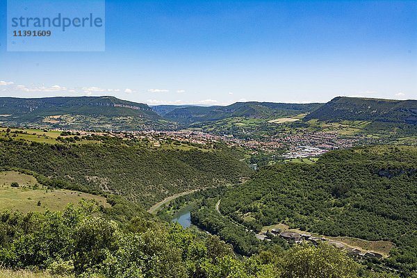 Blick auf die Stadt Millay und den Fluss Lot  Aveyron  Frankreich  Europa