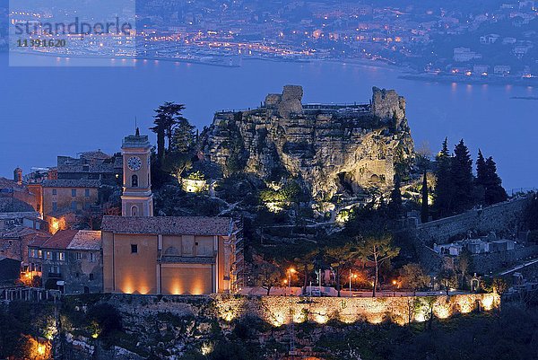 Flutbeleuchtetes Dorf mit Kirche  blaue Stunde  hinter der Küste des Mittelmeers  Èze  Provence-Alpes-Côte d'Azur  Frankreich  Europa