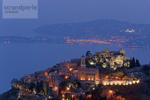 Beleuchtetes Dorf mit Kirche  blaue Stunde  hinter der Küste des Mittelmeers  Èze  Provence-Alpes-Côte d'Azur  Frankreich  Europa