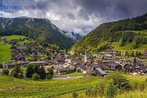 Dorf La Clusaz  Departement Haute-Savoie  Auvergne-Rhone-Alpes  Frankreich  Europa