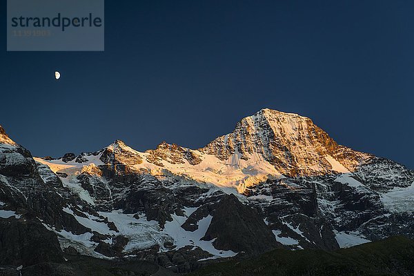 Schneebedecktes Breithorn mit Mond bei Sonnenuntergang  Lauterbrunnental  Schweizer Alpen  Jungfrau-Aletsch  Berner Oberland  Berner Oberland  Bern  Schweiz  Europa
