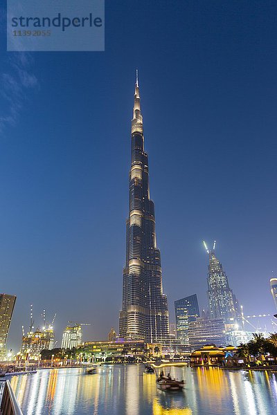 Boote auf dem Burj-Khalifa-See  Burj Khalifa in der Abenddämmerung  Stadtzentrum  Dubai  Vereinigte Arabische Emirate  Asien