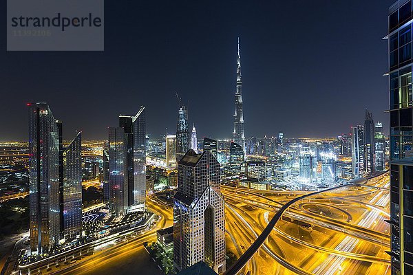 Ausblick vom Shangri La Hotel auf die Skyline bei Nacht  beleuchtete Straße Sheikh Zayed Road  Burj Khalifa  Burj Chalifa  Burdsch Chalifa  Downtown  Dubai  Vereinigte Arabische Emirate  Asien