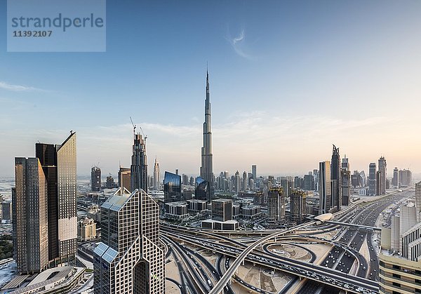 Blick auf die Skyline vom Shangri La Hotel mit Sheikh Zayed Road  Burj Khalifa  Downtown  Dubai  Vereinigte Arabische Emirate  Asien