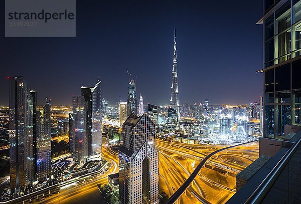 Ausblick vom Shangri La Hotel auf die Skyline bei Nacht  beleuchtete Straße Sheikh Zayed Road  Burj Khalifa  Burj Chalifa  Burdsch Chalifa  Downtown  Dubai  Vereinigte Arabische Emirate  Asien