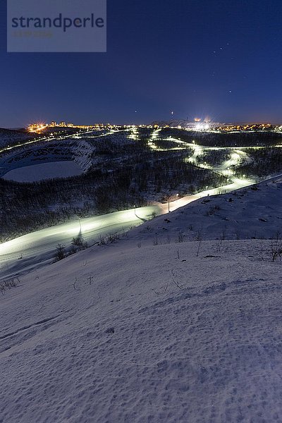 Beleuchtete Langlaufloipe bei Nacht  bei Kiruna  Lappland  Nordschweden  Schweden  Europa