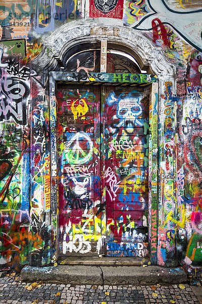 Bunt bemalte Tür mit Graffiti  Lennon Wall  Prag  Böhmen  Tschechische Republik  Europa