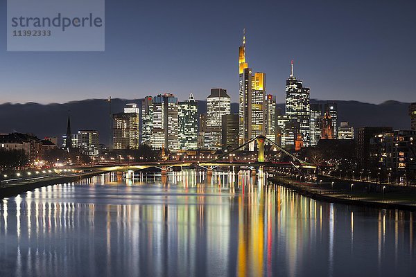Skyline in der Abenddämmerung  hell erleuchtet  blaue Stunde  Spiegelung  Deutschherrnbrücke  Frankfurt  Hessen  Deutschland  Europa