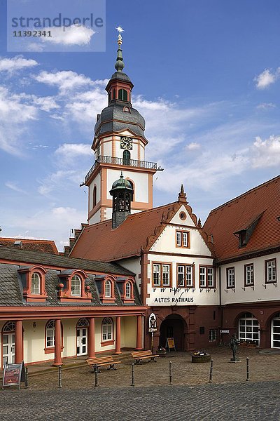 Rathaus und evangelische Kirche  Erbach  Odenwald  Hessen  Deutschland  Europa