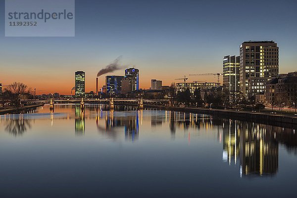 Westhafen Tower  Union Investment Wolkenkratzer und Untermainbrücke bei Sonnenuntergang  Abend  Frankfurt  Hessen  Deutschland  Europa