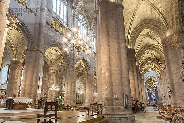 Innenraum  Kathedrale Notre-Dame  12.-16. Jahrhundert  Rodez  Aveyron  Languedoc-Roussillon-Midi-Pyrénées  Frankreich  Europa