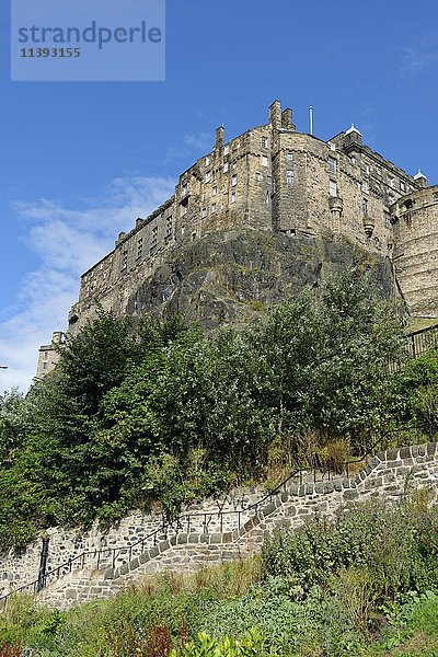 Edinburgh Castle auf dem Castle Rock  Edinburgh  Schottland  Vereinigtes Königreich  Europa