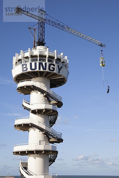 Bungy-Sprungturm mit Bungy-Springer  Scheveningen  Den Haag  Holland  Die Niederlande  Europa