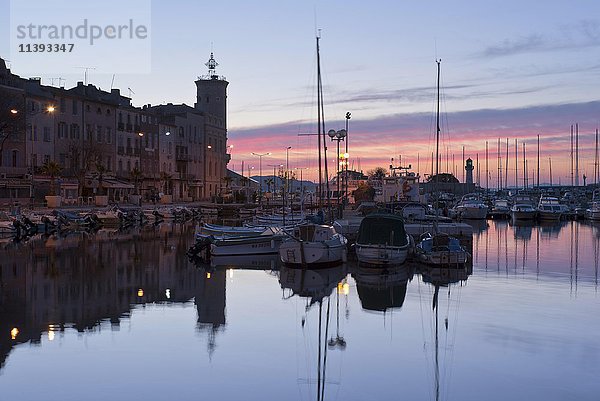 Altstadt mit Booten im Hafen bei Sonnenaufgang  La Ciotat  Provence-Alpes-Côte d'Azur  Frankreich  Europa