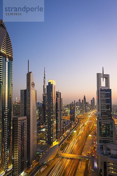 Blick auf den Sonnenuntergang vom Four Points by Sheraton  Skyline und Sheikh Zayed Road  Downtown Dubai  Vereinigte Arabische Emirate  Asien