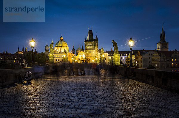 Karlsbrücke bei Nacht  Prag  Böhmen  Tschechische Republik  Europa