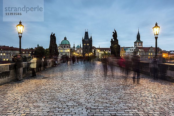 Karlsbrücke in der Abenddämmerung  Prag  Böhmen  Tschechische Republik  Europa