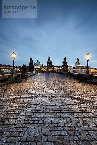 Karlsbrücke in der Abenddämmerung  Prag  Böhmen  Tschechische Republik  Europa