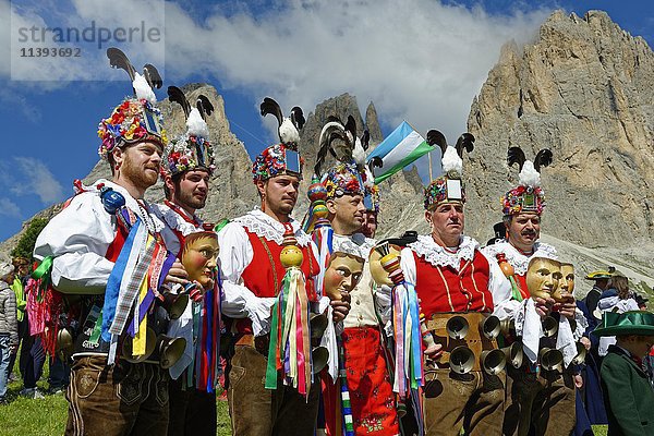 Grop de La Mescres  Ciannacei  Canazei  Karnevalskostüm  Trachtengruppe  Fest zur ladinischen Einheit 1946  Sella  Dolomiten  Südtirol  Italien  Europa