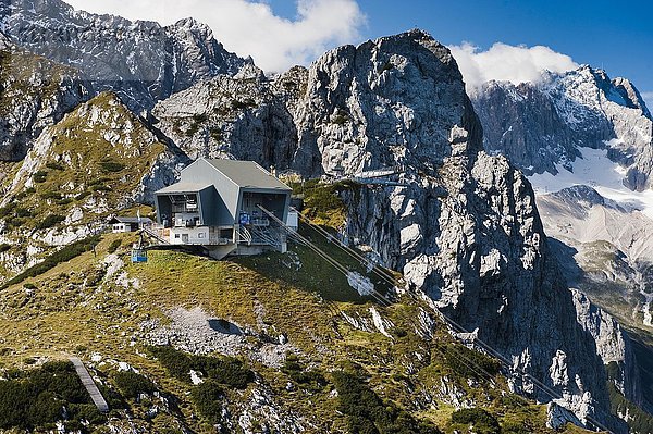 Osterfelderseilbahn  Bergstation der Seilbahn  Alpspix und Osterfelderkopf vor der Zugspitze  Luftbild  Landkreis Garmisch-Partenkirchen  Oberland  Oberbayern  Wetterstein  Bayern  Deutschland  Europa