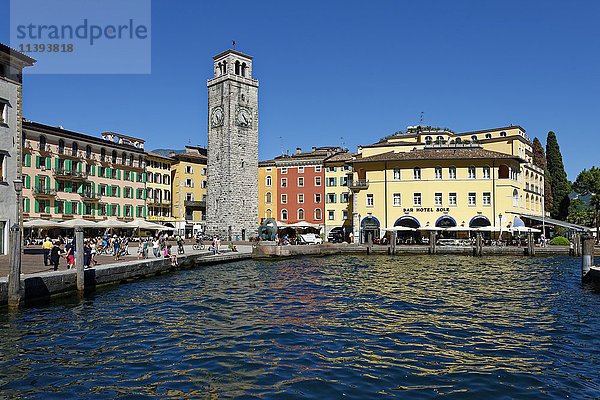 Hafen  Uhrenturm Torre Apponale  Riva del Garda  Gardasee  Provinz Trentino  Italien  Europa