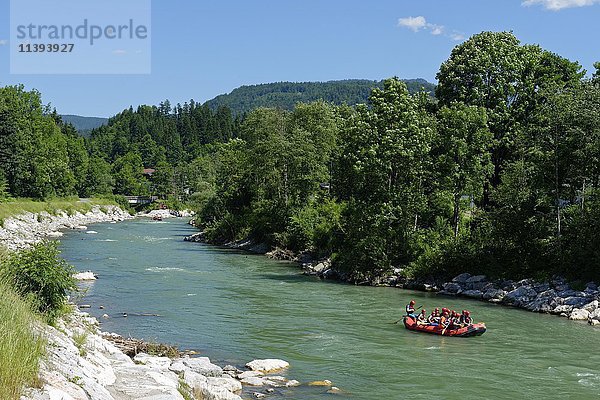 Raftingboot auf der Tiroler Achen  Kössen  Tirol  Österreich  Europa