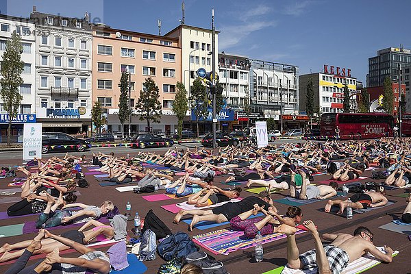 Öffentliches Yoga auf der Reeperbahn  St. Pauli  Hamburg  Deutschland  Europa