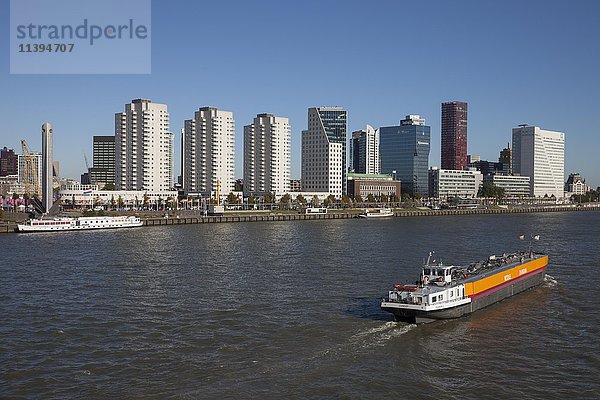 Skyline mit Wolkenkratzern am Boompjeskai  Frachtschiff auf der Nieuwe Maas  Rotterdam  Holland  Niederlande