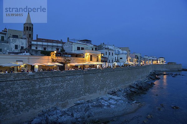 Häuserzeile  Restaurants und Stadtmauer  Dämmerung  Alghero  Provinz Sassari  Sardinien  Italien  Europa
