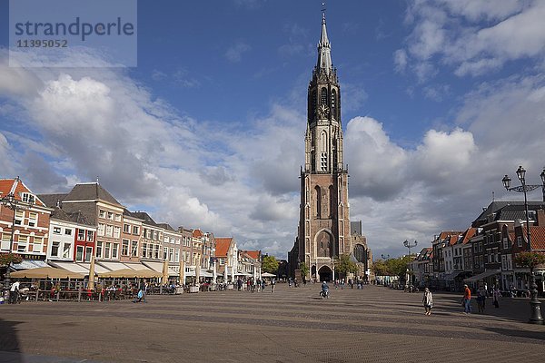Historische Gebäude und Nieuwe Kerk Kirche auf dem Marktplatz  Markt  Delft  Holland  Niederlande  Europa