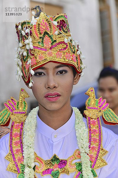 Prächtig gekleideter angehender Novize bei der Novizenfeier der Mönche  Yangon  Myanmar  Asien