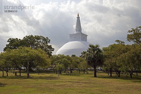 Ruwanwelisaya  Rathnamali Dagaba  Heilige Stadt Anuradhapura  nördliche Zentralprovinz  Sri Lanka  Asien