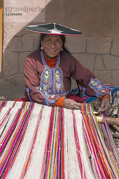 Einheimische Frau mit Webstuhl  Queromarca  Provinz Cusco  Peru  Südamerika