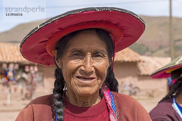 Eingeborene Frau  Porträt  Queromarca  Provinz Cusco  Peru  Südamerika