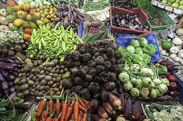 Obst und Gemüse in der Markthalle von Nuwara Eliya  Zentralprovinz  Sri Lanka  Asien