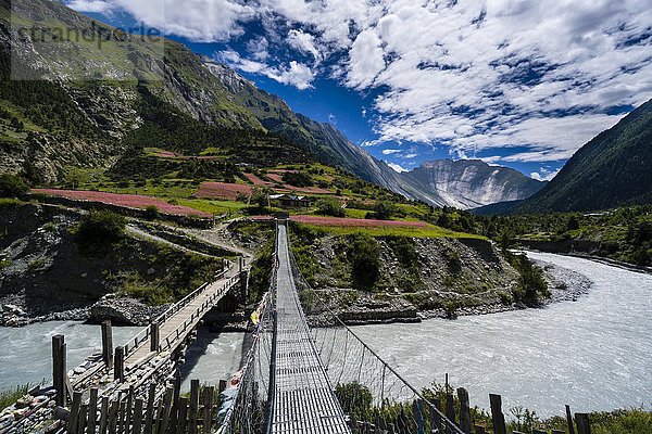 Zwei Brücken überqueren den Marsyangdi-Fluss  Lower Pisang  Bezirk Manang  Nepal  Asien