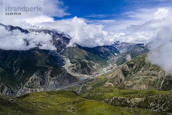 Blick über das obere Marsyangdi-Tal in der Nähe von Braga  Bezirk Manang  Nepal  Asien