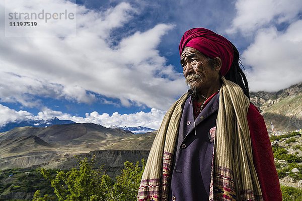 Porträt eines Sadhu  heiliger Mann  der in die Berge des Himalaya blickt  Muktinath  Bezirk Mustang  Nepal  Asien